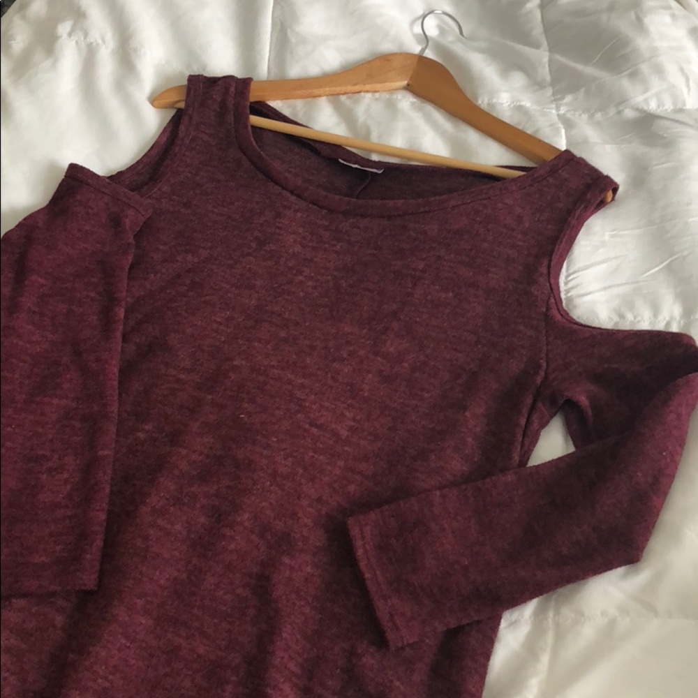 Cutout shoulder Top - Picture 3 of 3